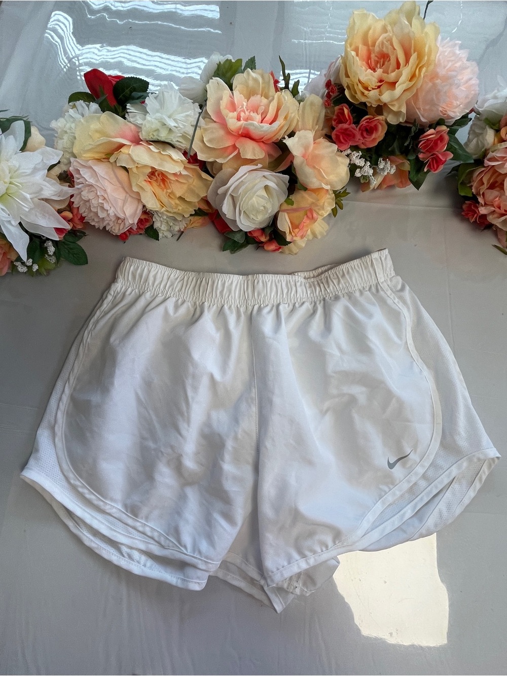 Nike Dri-FIT White Mesh Lined Running Athletic Shorts Women’s Large 3 Inseam